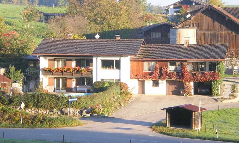 HANDWERKERTRAUM - Mehrfamilienhaus (3 Parteien) mit Pool im Garten & 2 Garagen in ländlicher Gegend